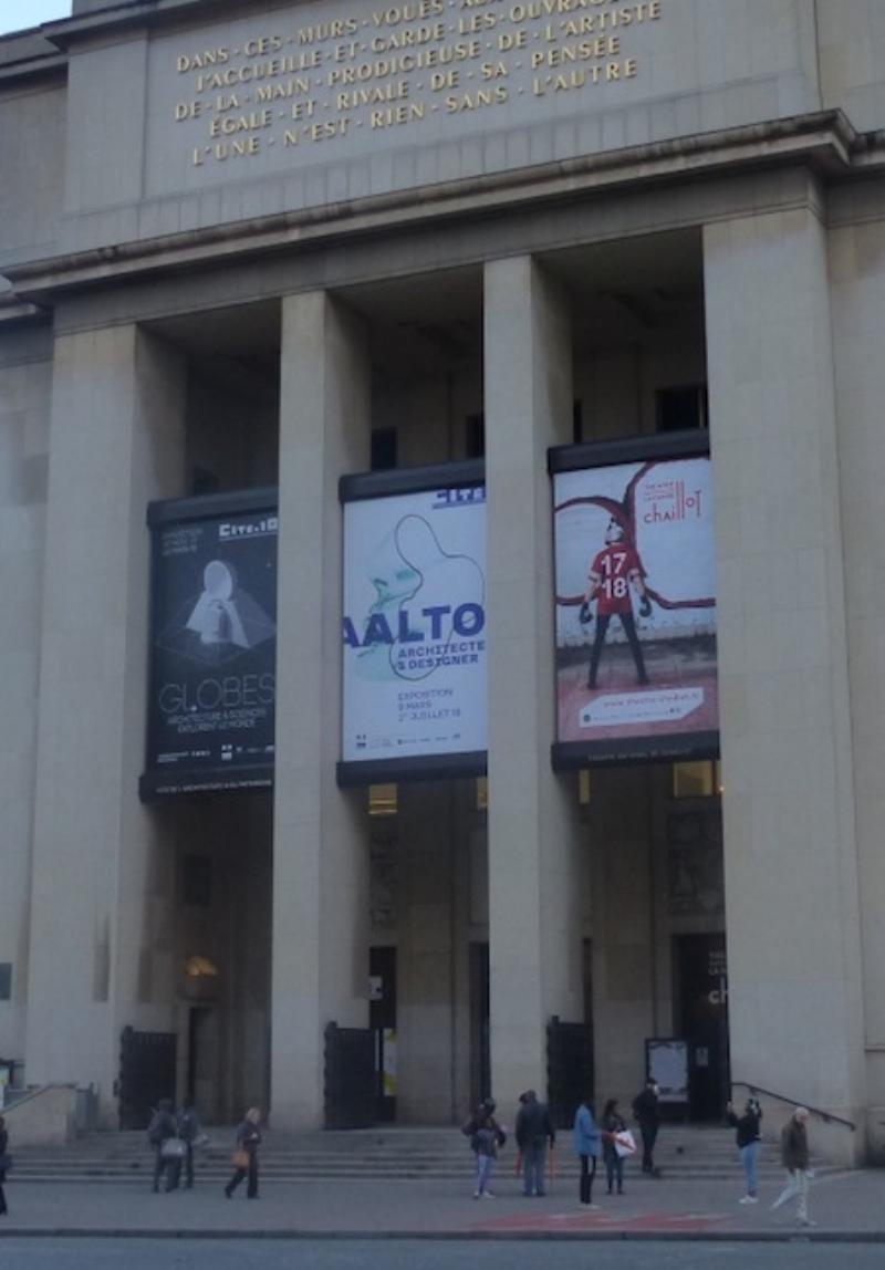 Affiche de spectacle musical vibrant à Paris en 2025, avec des silhouettes de danseurs et des notes de musique sur fond de Tour Eiffel stylisée