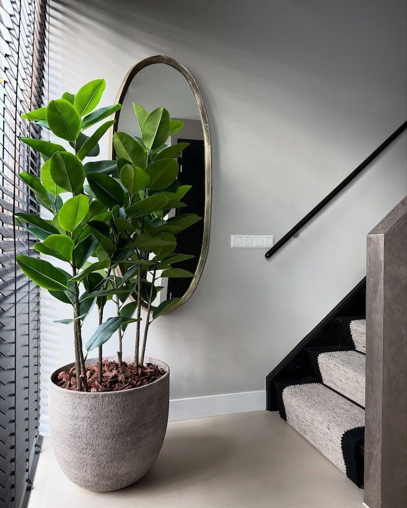 Ensemble de trois petites statues animales design en céramique mate, un chat, un renard et un oiseau, disposées sur une étagère en bois clair, style scandinave, ambiance cosy