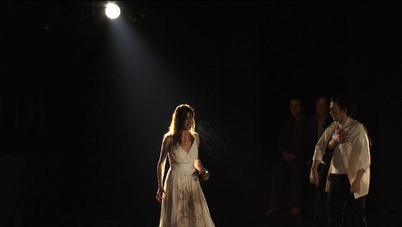 Statue moderne d'Antigone exprimant la résistance et la tragédie contemporaine