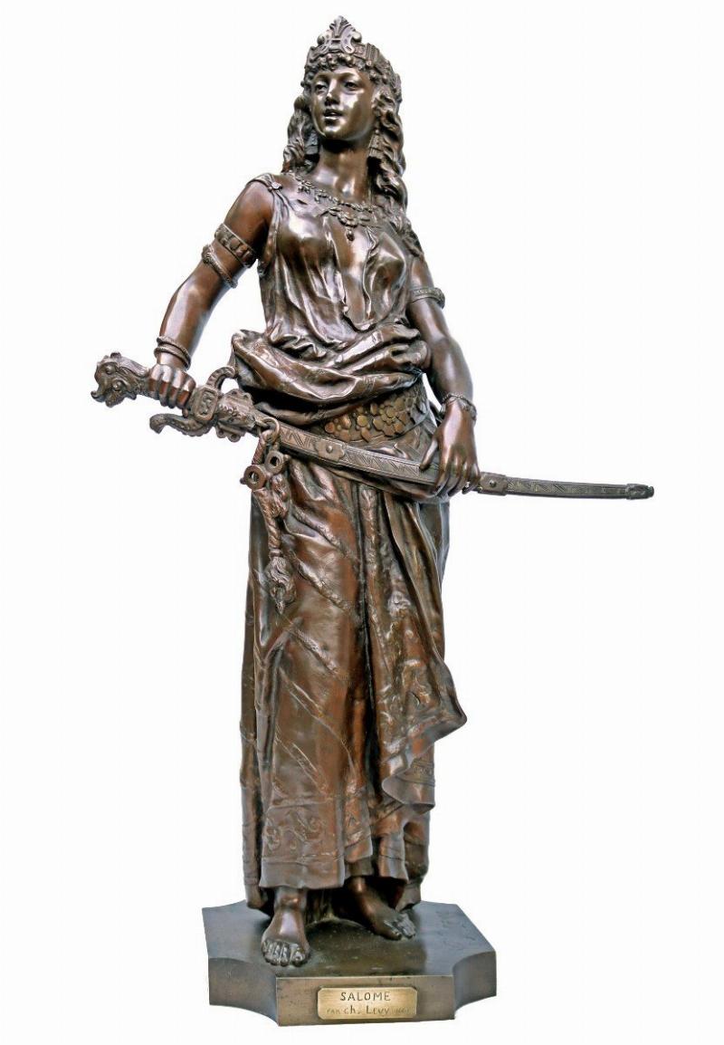 Statue en bronze ancien patinée, représentant une figure mythologique, exposée dans une galerie d'art