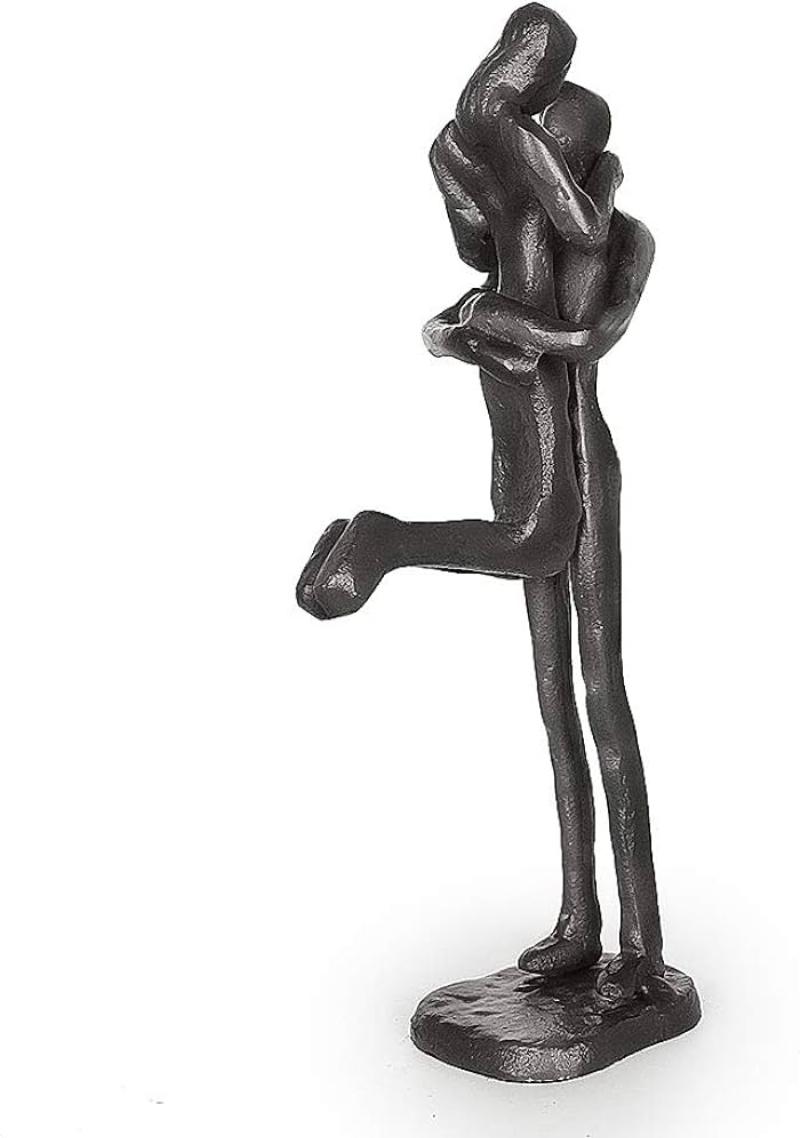 Statue de couple enlacé, capturant la passion et la tendresse dans le marbre