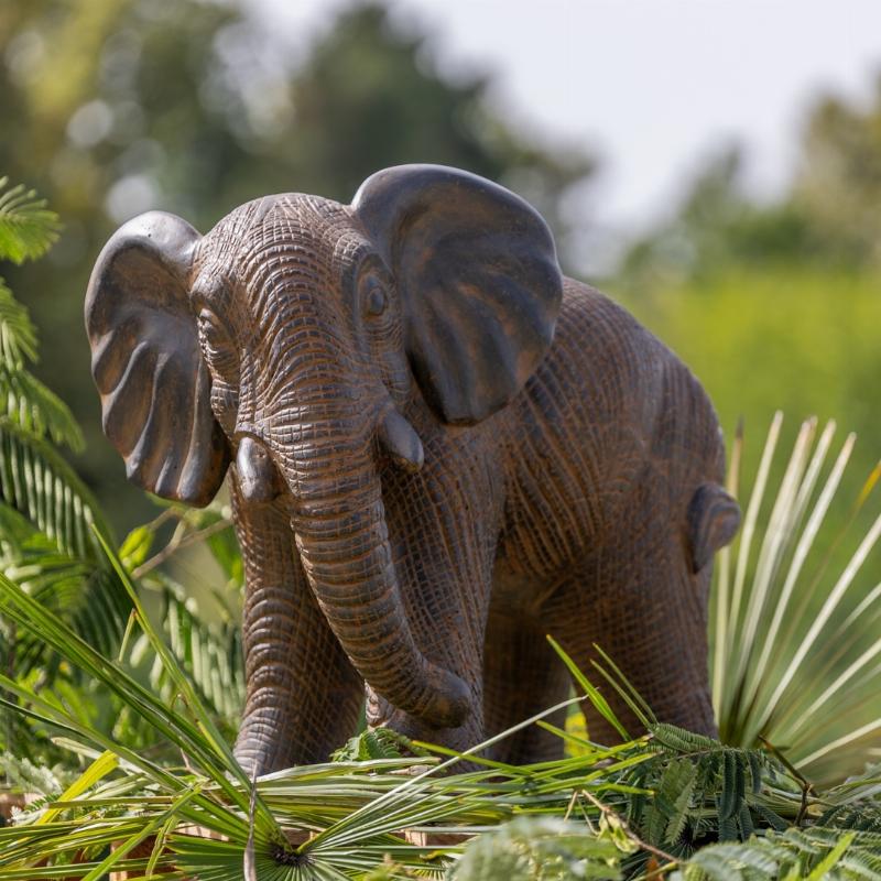 Statue d'éléphant majestueuse en bronze, symbole de force et de sagesse dans l'art décoratif