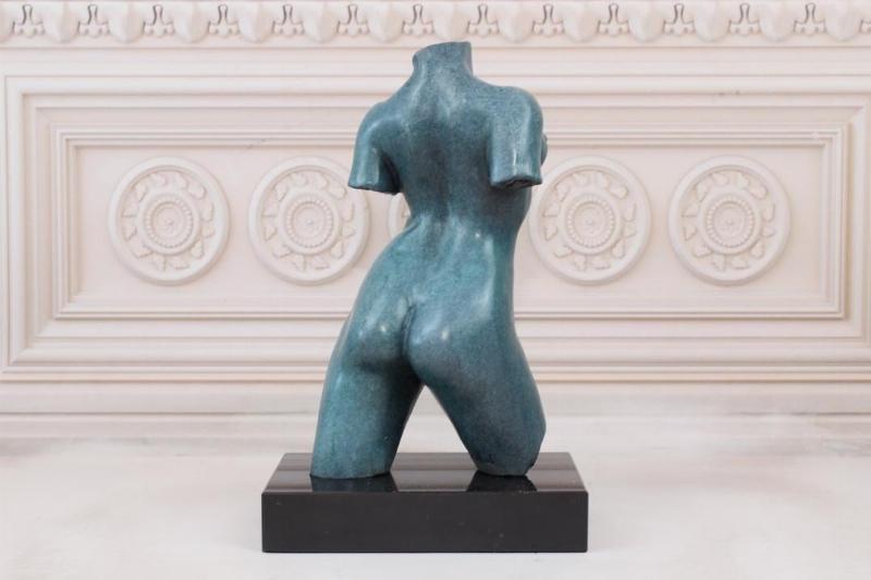 Sculpture féminine moderne en bronze, abstraite et dynamique