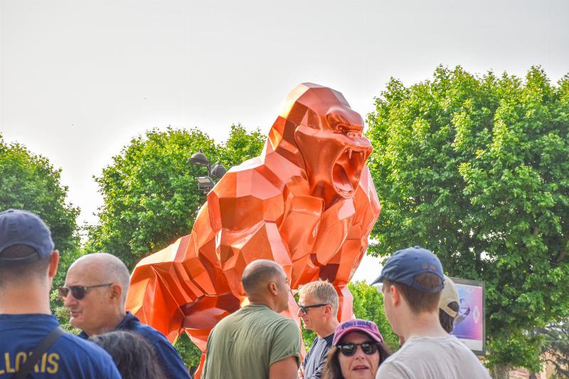 Statue de gorille Orlinski aux couleurs vives, symbole de puissance