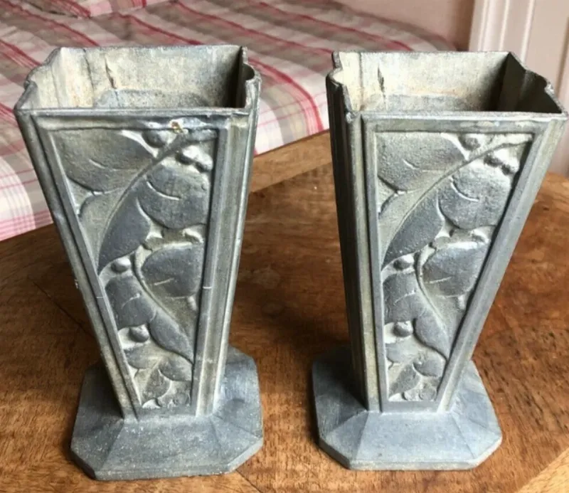 Statue King Kong d'Orlinski : Un gorille géant aux facettes géométriques capturant la lumière, symbole de puissance brute dans un environnement urbain.