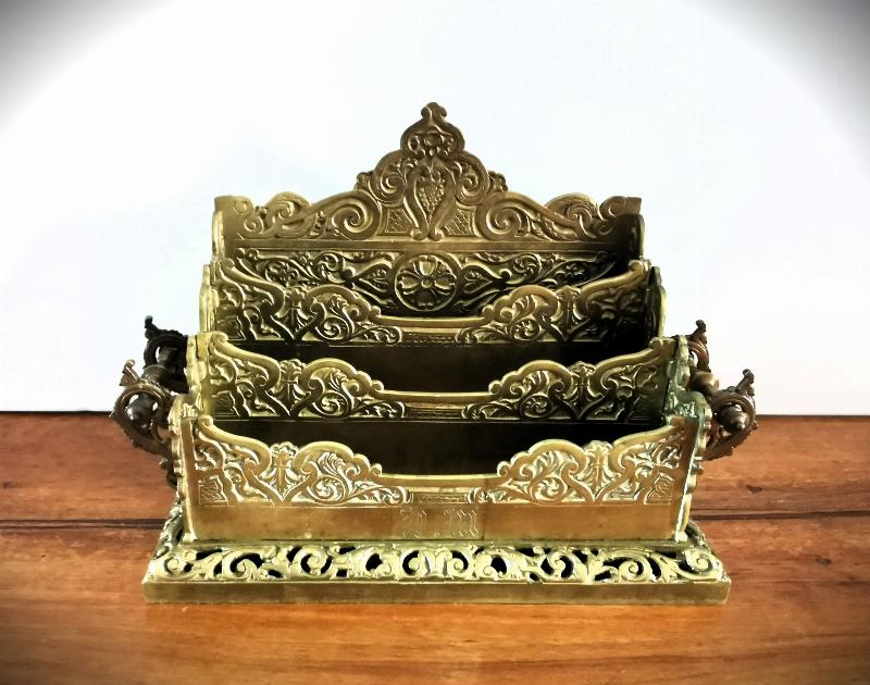 Une élégante statue en régule représentant une scène mythologique, exposée dans un salon d'époque Art Nouveau