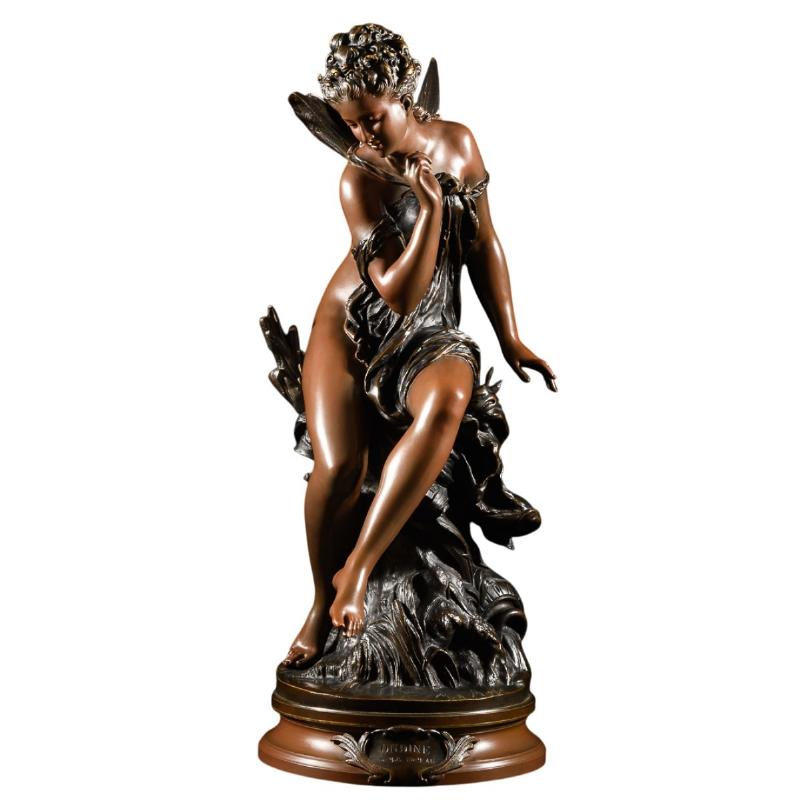 Statuette femme en bronze capturant la grâce féminine avec une patine riche