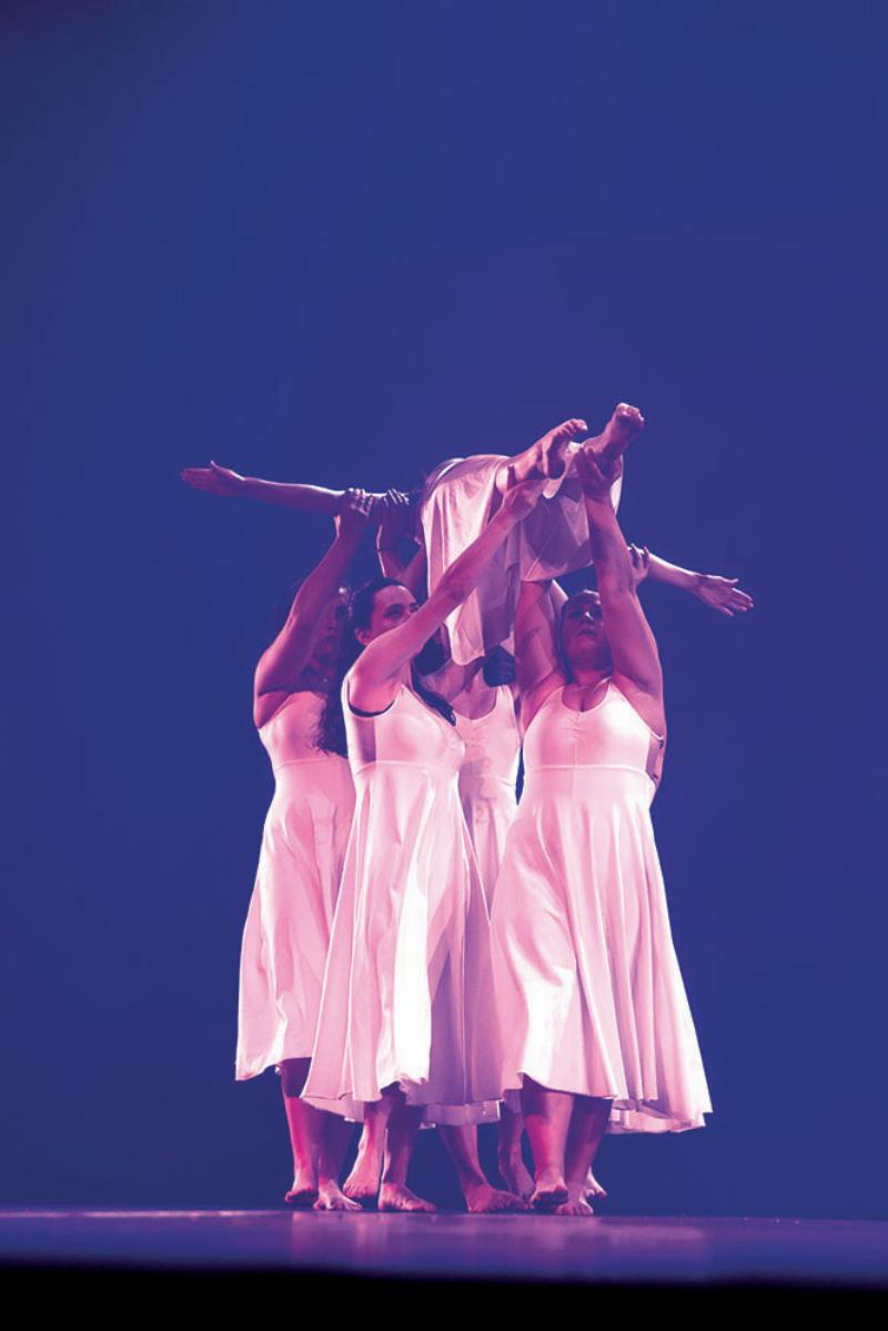 Clip vidéo de Stromae, artiste français, avec des visuels graphiques forts et une chorégraphie dynamique, illustrant une chanson moderne.