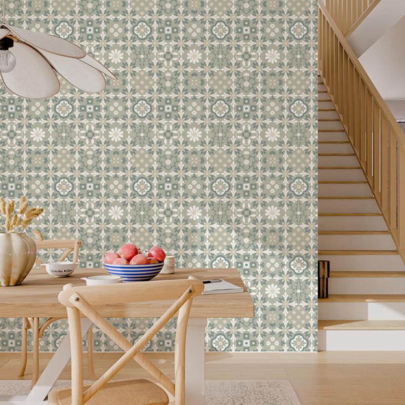 Application d'une peinture vive sur un papier peint vinyle à l'aide d'un rouleau pour un effet moderne