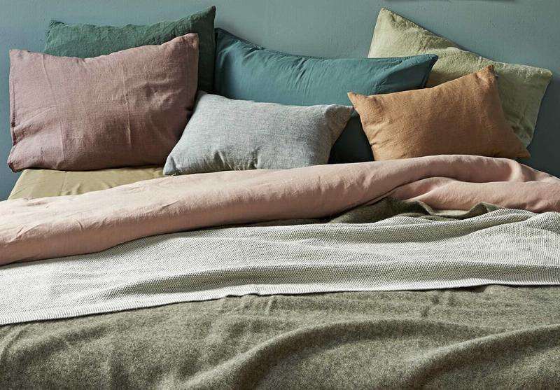 Chambre à coucher décorée avec un mur d'accent vert émeraude et des accessoires dorés.