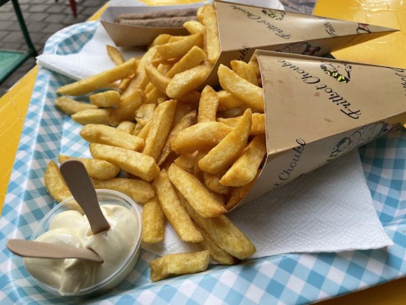 Sculpture de Tom Frantzen mêlant objets du quotidien dans un style surréaliste et humoristique