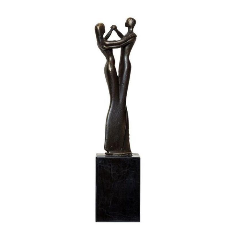 Sculpture de couple amoureux en bronze, capturant un moment d'intimité tendre