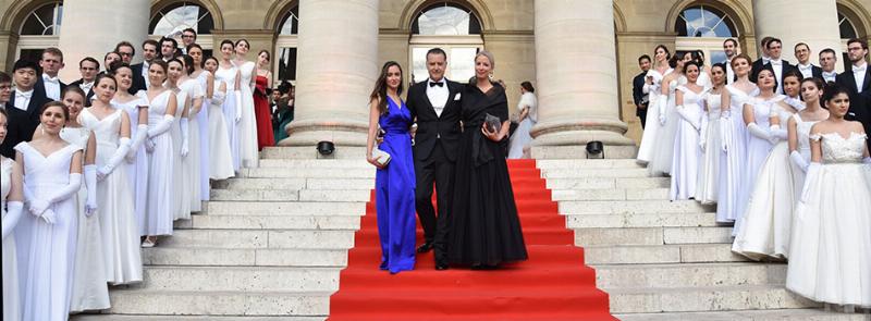 Une valse viennoise élégante dans un grand bal