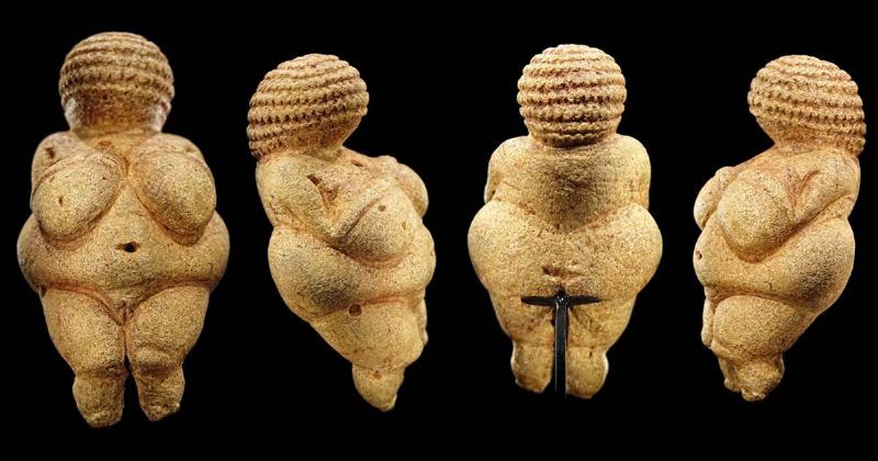 Statue féminine préhistorique aux formes exagérées, symbole de fertilité