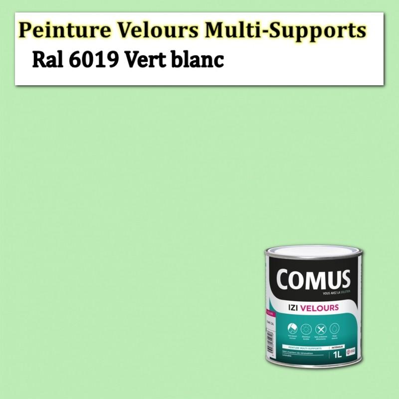 Application délicate d'un vernis ultra-mat sur une peinture murale mate pour une finition protectrice et élégante