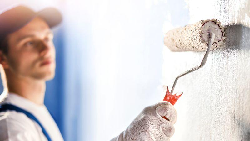 Gros plan sur un mur fraîchement peint avec une finition satinée impeccable dans un appartement haussmannien