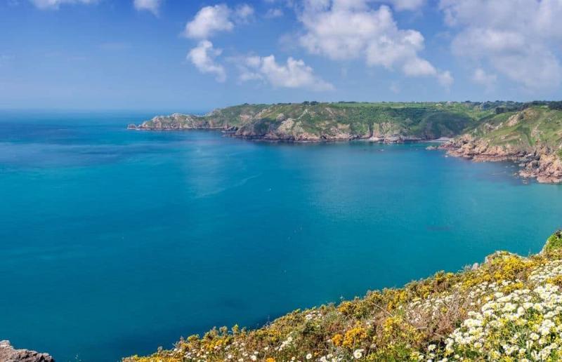 Victor Hugo écrivant à Guernesey, inspiré par la mer