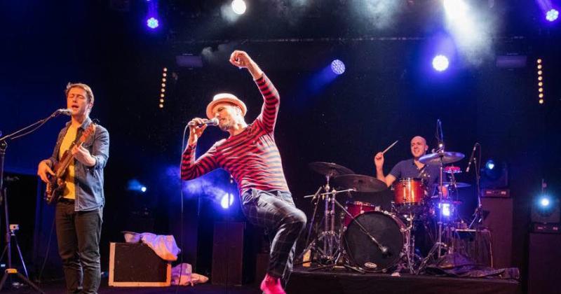 Une fête de village animée en Alsace, symbole de la culture et de la musique du Haut-Rhin