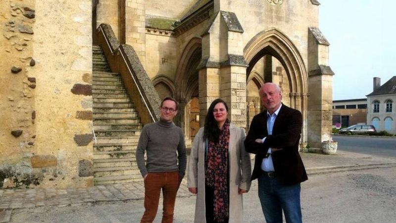 Vivaldi jouant Les Quatre Saisons au violon, entouré d'une nature luxuriante