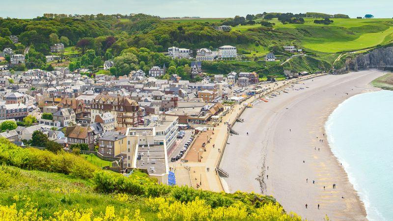 alt-text: Façade du château de Versailles, exemple d'architecture classique française