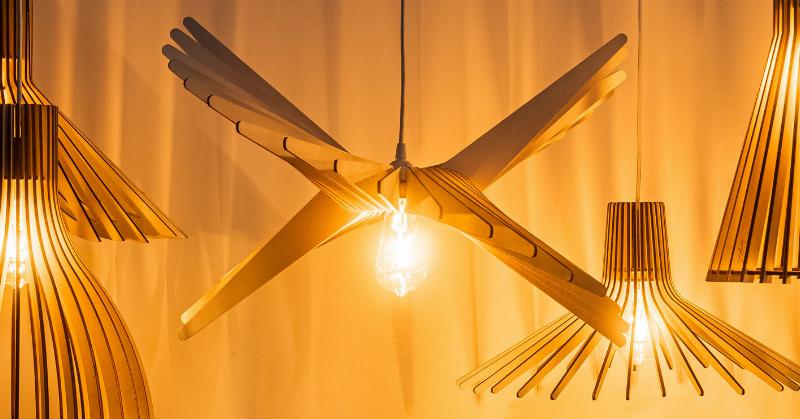 Cuisine française chic et fonctionnelle dans les Yvelines avec des éléments en laiton et des finitions personnalisées